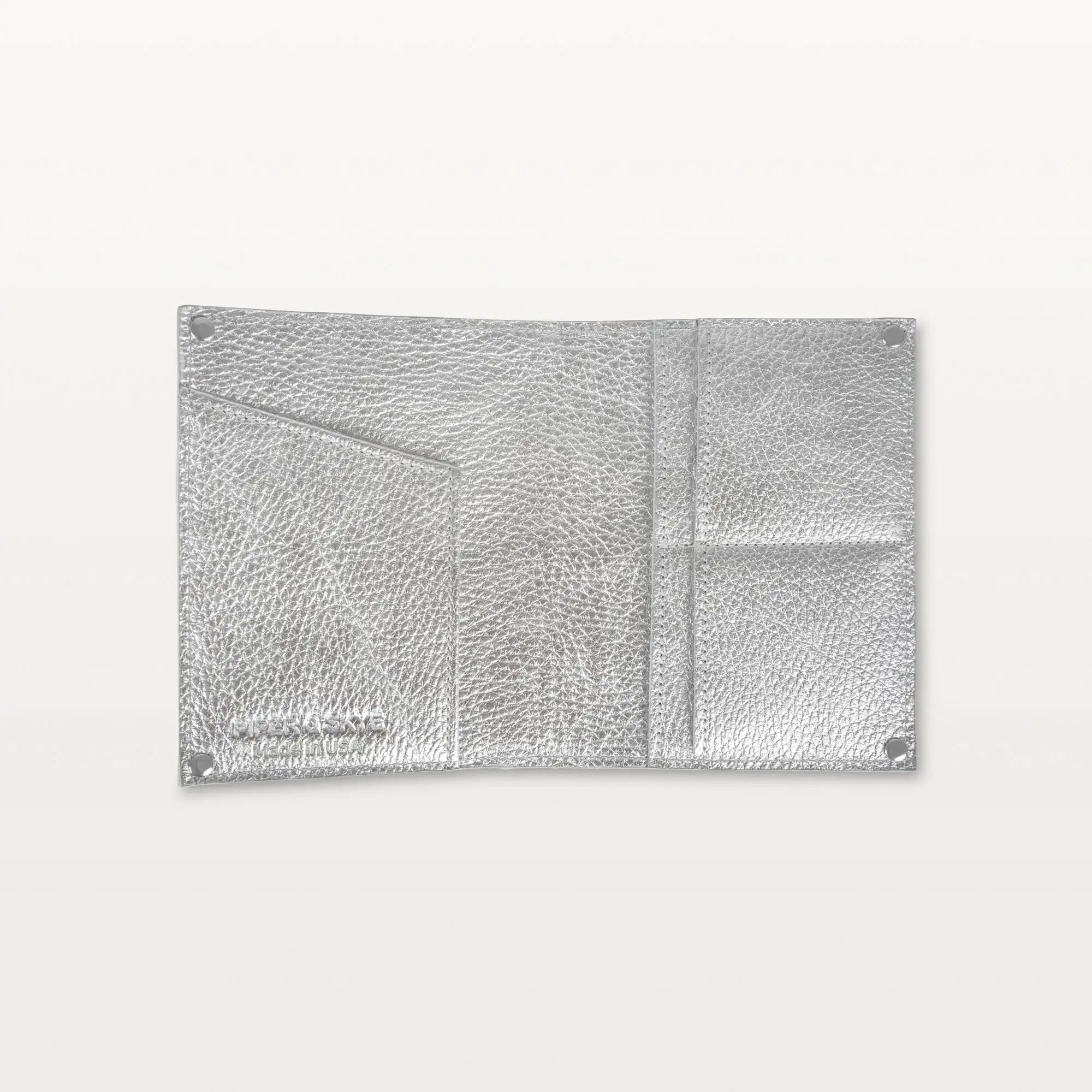 Passport Holder in Heritage Silver Alligator