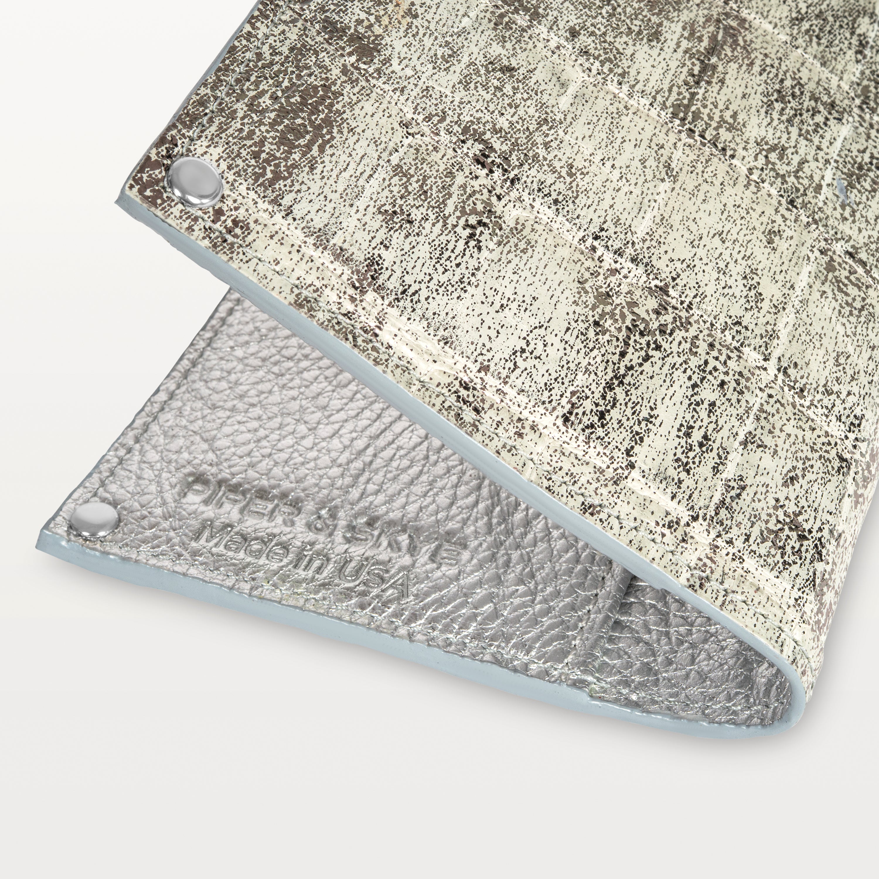 Passport Holder in Heritage Silver Alligator